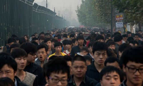 Các công nhân ở nhà máy sản xuất iPhone ở Trịnh Châu trên đường đi làm. Ảnh NYTimes